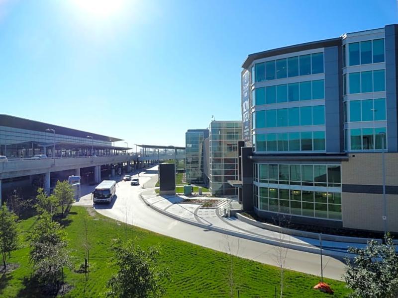 The Grand Winnipeg Airport Hotel By Lakeview Exterior photo