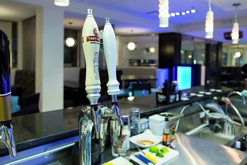 The Grand Winnipeg Airport Hotel By Lakeview Exterior photo